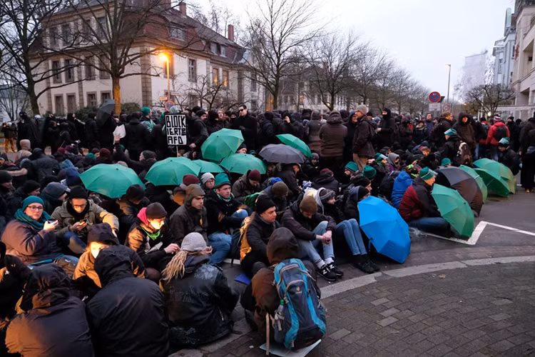 Người biểu tình ngồi để chặn lối vào trung tâm hội nghị.