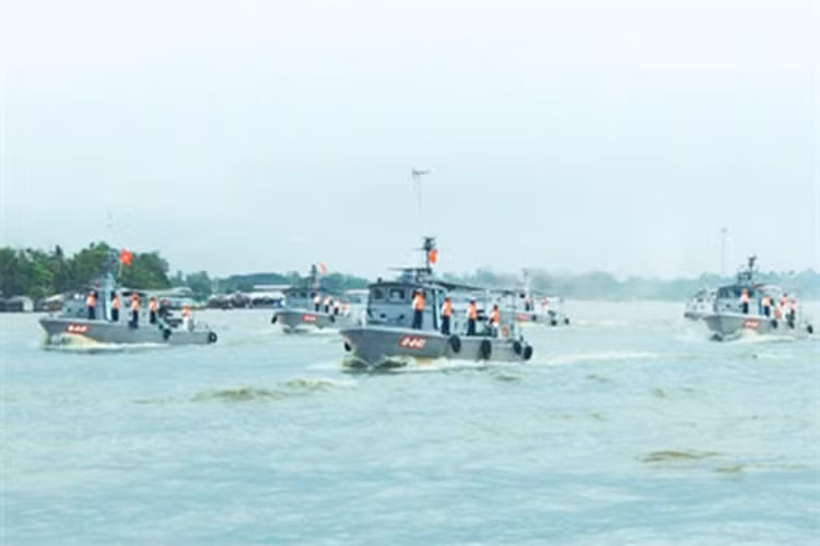 Về lai lịch của PCF, đây là loại tàu tuần tra cao tốc loại PCF do Mỹ sản xuất, và là trang bị chính của Lữ đoàn giang thuyền 962 kể từ sau năm 1975 cho đến nay. Tuy nhiên hiện tại hầu hết những chiếc PCF đều đã cũ và xuống cấp sau thời gian dài sử dụng. Nguồn ảnh: angiang.gov.vn.