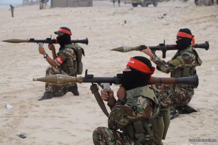 Nhìn sơ qua có thể thấy họ được trang bị vũ khí cá nhân khá tốt, có cả súng chống tăng cầm tay. Nguồn ảnh: kataebabuali.