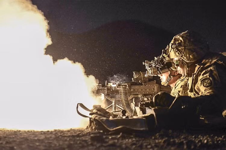 Hai binh sĩ Mỹ diễn tập bắn đạn thật tại Djibouti, châu Phi. Ảnh: Quân đội Mỹ.