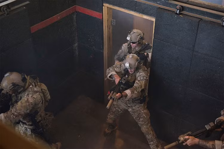 Đặc nhiệm Mỹ tham gia diễn tập đột kích vào khu vực kín. Ảnh: Quân đội Mỹ.