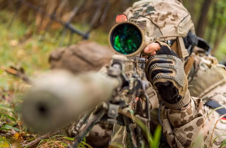 Trong khi đơn vị đột kích KSM tiến vào bên trong mục tiêu thì bên ngoài họ được hổ trợ bởi các tay súng bắn tỉa KSM với súng trườn bắn tỉa G29 với tầm bắn hiệu quả lên đến 1.500 mét. Nguồn ảnh: Quân đội Đức.