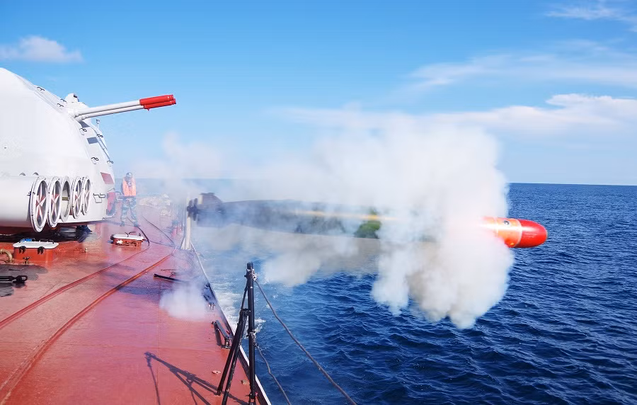 Hình ảnh một pha phóng ngư lôi chống ngầm SET-40UE từ tàu hộ vệ Petya mang số hiệu “13” của Hải quân Nhân dân Việt Nam. Nguồn ảnh: Báo Hải quân Việt Nam.