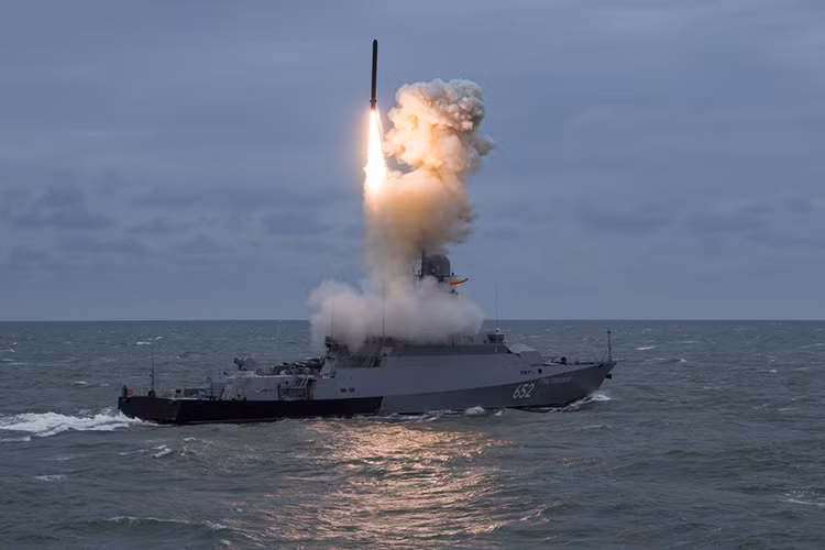 Bản thân các tàu Project 22800 cũng được phát triển dựa trên lớp tàu hộ vệ tên lửa lớp Buyan-M, lớp tàu chiến khiến cả thế giới chấn động trong năm 2015 khi thực hiện chiến dịch tấn công bằng tên lửa hành trình Kalibr thẳng vào sào huyết của lực lượng khủng bố tại Syria. Các tên lửa này vượt qua quãng đường 1.500 km, bay qua không phận Iran và Iraq trước khi đánh trúng mục tiêu. Nguồn ảnh: Bộ Quốc phòng Nga.
