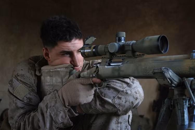 Một xạ thủ bắn tỉa Mỹ ngắm bắn mục tiêu tại Iraq.