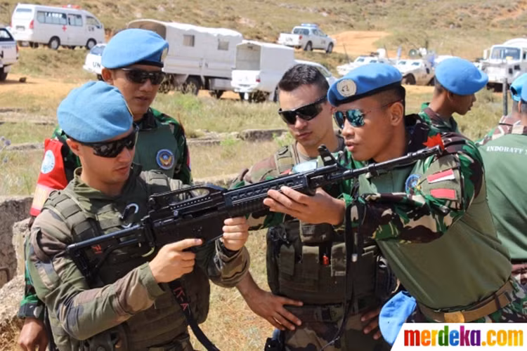 Pindad SS2 được thiết kế để dử dụng mẫu đạn tiêu chuẩn 5.56x45mm của NATO, sử dụng kiểu hộp tiếp đạn STANAG tiêu chuẩn 30 viên. Về thiết kế tổng thể trông Pindad SS2 khá giống các biến thể của súng trường tấn công M16 của Mỹ nhưng thực ra nó có nguồn gốc từ mẫu súng trường tấn công FN FNC của Bỉ. Nguồn ảnh: Merdeka.