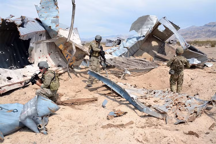 Binh sĩ Mỹ diễn tập yểm trợ cho nhau nhằm tránh các cuộc tấn công bất ngờ của địch. Ảnh: Quân đội Mỹ.