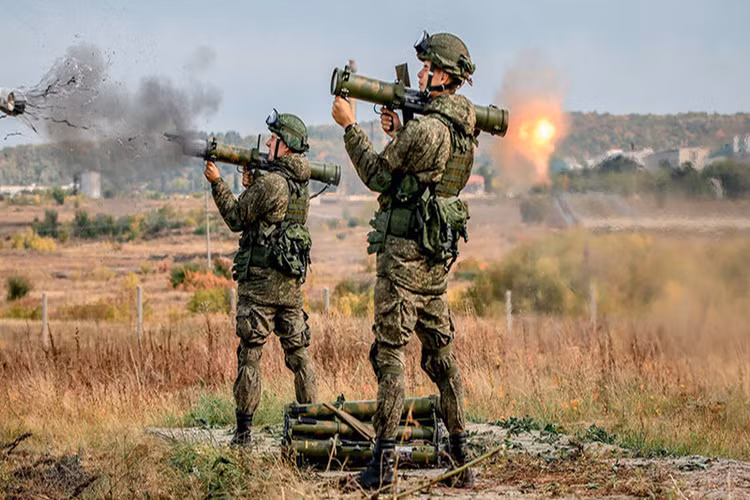 Trọng lượng chiến đấu của RPO-A Shmel vào khoảng 11kg, dài 900mm, sơ tốc đầu nòng 125m/s với tầm bắn tối đa lên đến 1.000 mét và tối thiểu là 20 mét. Đầu đạn nhiệt áp của nó khi cháy sẽ tạo ra một vùng lửa có bán kính 3m để đốt cháy mục tiêu và hút sạch không khí trong phạm vị tương đương. Nguồn ảnh: Warbook.info.