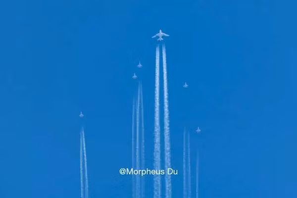 Biên đội 5 chiếc Su-35SK Nga vừa bàn giao cho Trung Quốc trong đợt thứ hai, bay kèm máy bay chỉ huy IL-76TD. Nguồn ảnh: Morpheus Du.