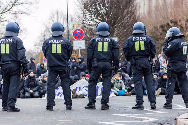 Cuộc biểu tình này phản ánh sâu sắc sự chia rẽ ngày một lớn trong lòng nước Đức từ khi AfD lần đầu tiên có chân trong quốc hội.