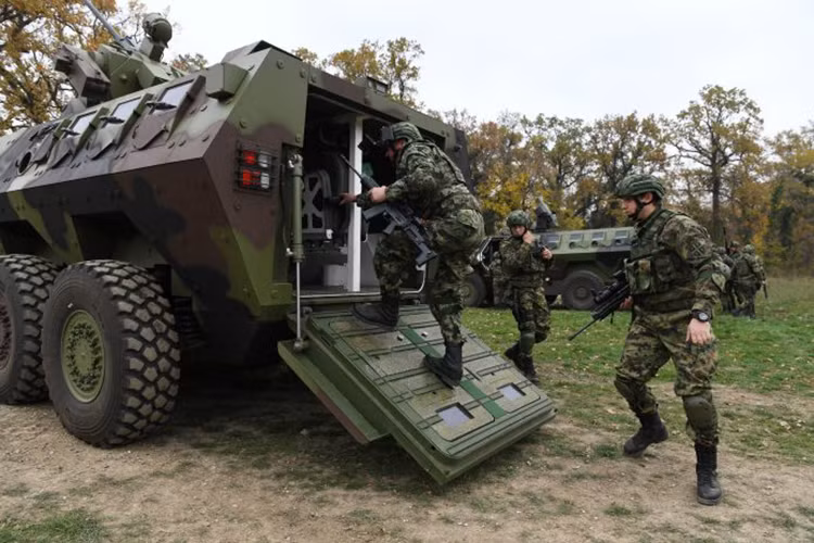 Lazar-3 được trang bị một động cơ Cummins ISM 500 có công suất 500 mã lực cho phép xe di chuyển với vận tốc tối đa hơn 100km/h với tầm hoạt động lên đến 800km. Động cơ xe được đặt ở phía trước để có thể bố trí cửa ra vào ở phía đuôi sau xe. Nguồn ảnh: defence-blog.