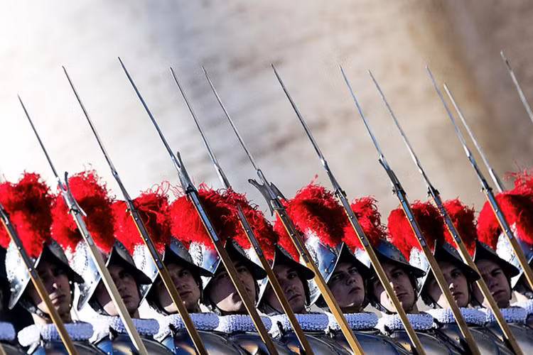 Đội danh dự Vệ binh Thụy Sĩ khi Đức Giáo hoàng Francis đã gửi thông điệp Giáng sinh Urbi et Orbi từ ban công trung tâm của Nhà thờ Thánh Phêrô tại Vatican vào hôm 25/12. Nguồn ảnh: TASS.