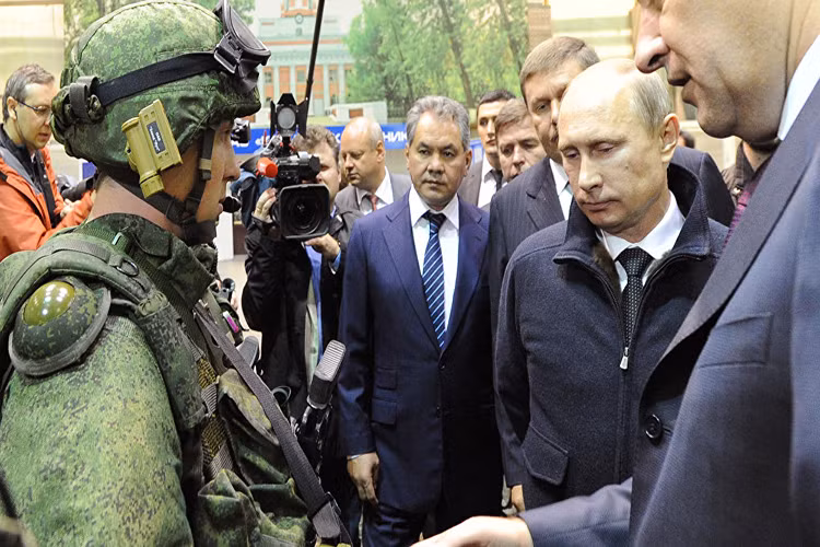 Theo Russia Beyond, đến năm 2025, Nga chắc chắn sẽ chi 315 tỷ USD cho các chương trình phát triển vũ khí tấn công thế hệ mới bao gồm chiến đấu cơ thế hệ thứ 5 và có lẽ là cả tàu sân bay lớn nhất thế giới. Và Tổng thống Nga Vladimir Putin sẽ sớm ký sắc lệnh tổng thống quyết định khoản ngân sách dành cho các lực lượng vũ trang Nga trong giai đoạn từ năm 2018 đến năm 2025 trong đầu năm sau. Nguồn ảnh: News Week.