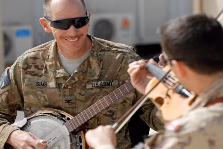 Một chút âm nhạc cũng khá tốt cho một đêm Giáng sinh trên chiến trường nhưng binh sĩ Mỹ không có nhạc cụ. Và họ quyết định tự tạo ra nhạc cụ của riêng mình bằng những thứ có sẵn. Điển hình như một cây guitar tự chế chẳng hạn. Nguồn ảnh: Army.mil.
