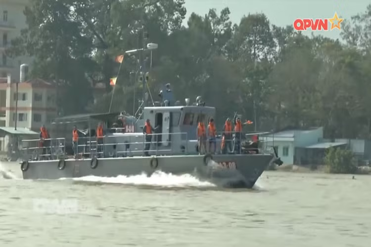 Do là đơn vị binh chủng đặc thù nên chương trình huấn luyện của lữ đoàn nhất là với các tân binh có phần khác các đơn vị bộ binh khác. Ngoài những nội dung huấn luyện cơ bản dành cho một đơn vị bộ binh, lữ đoàn còn bổ sung, điều chỉnh một số nội dung huấn luyện dành cho các đơn vị hải quân trong công tác huấn luyện binh sĩ tại đơn vị. Nguồn ảnh: QPVN.