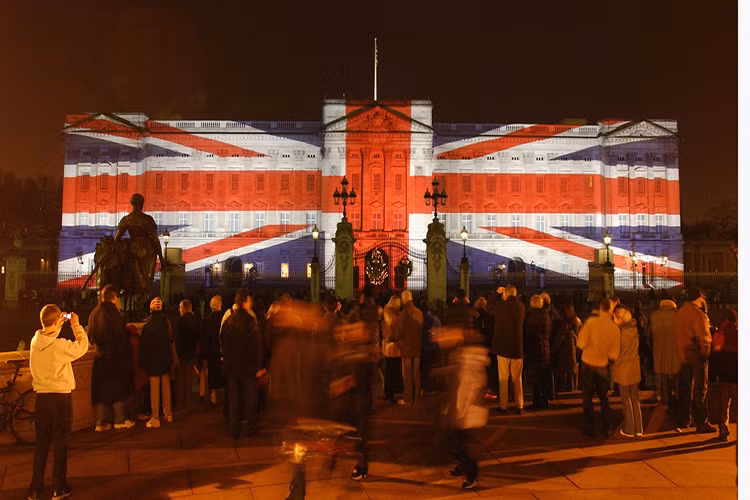 Như mọi năm hầu hết các lâu đài của Hoàng gia Anh đều được trang hoàng và trang trí cho Lễ Giáng sinh, đặc biệt nhất trong số đó vẫn là Cung điện Buckingham. Nguồn ảnh: Insider.