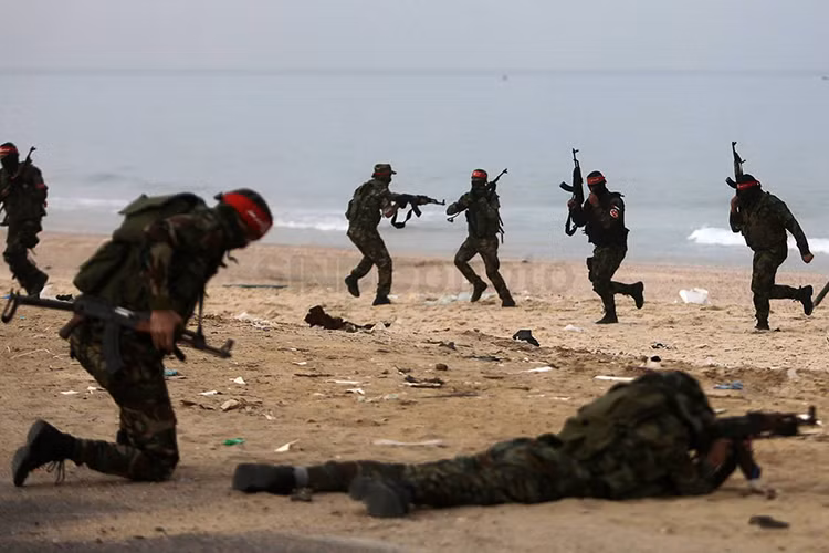 Lữ đoàn Abu Ali Mustafa là một trong nhiều các nhóm vũ trang của mặt trận PFLP hoạt động chủ yếu tại Bờ Tây , dải Gaza và Đông Jerusalem. Ban đầu nhóm vũ trang này có tên là Lữ đoàn Đỏ, nhưng sau khi Abu Ali Mustafa lãnh đạo của PFLP bị Israel tiêu diệt vào 2001 thì nhóm này cũng đổi tên thành Lữ đoàn Abu Ali Mustafa. Nguồn ảnh: Reuter.