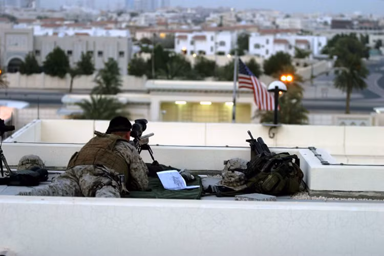 Lính bắn tỉa Mỹ đảm bảo an ninh bên ngoài khu Đại sứ quán Mỹ tại Qatar.