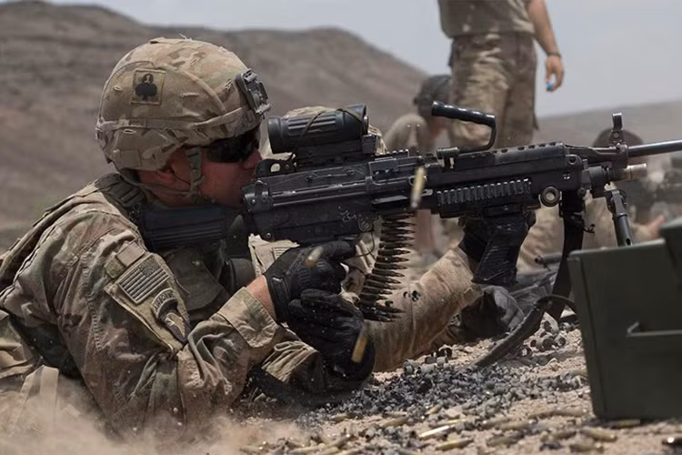 Binh sĩ Mỹ huấn luyện bắn súng máy hạng nhẹ M249 tại Djibouti, châu Phi. Ảnh: Quân đội Mỹ.