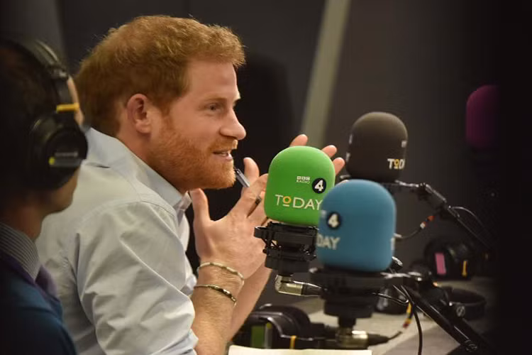 Hình ảnh Hoàng tử Harry khá hào hứng khi cho đổi với khách mời của Radio 4 Today, trong vai trò biên tập viên.