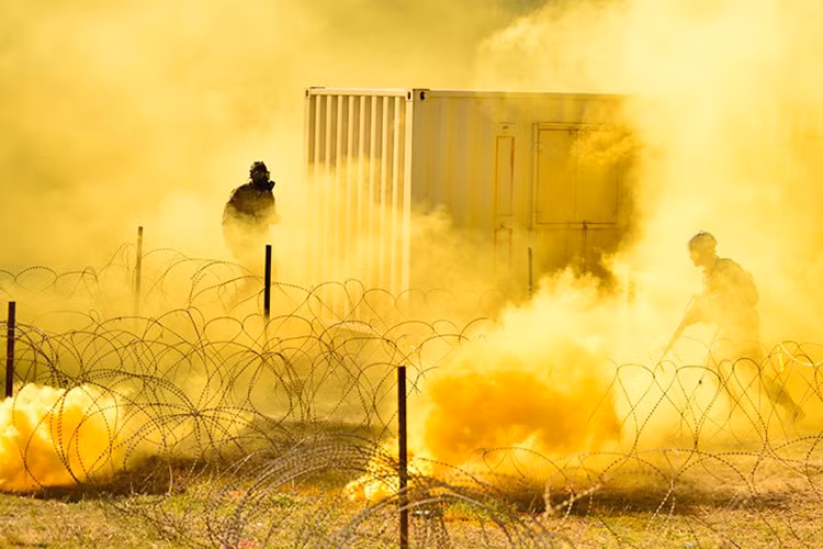 Binh sĩ Mỹ diễn tập băng qua hàng rào dây thép gai, khói mù và hơi cay để tiếp cận mục tiêu. Ảnh: Quân đội Mỹ.