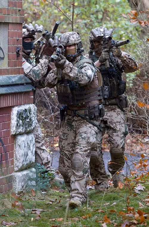 Trong tác chiến thực địa KSM thường được vũ trang gọn nhẹ giúp tăng tính cơ động nhưng vẫn đảm bảo được các yêu cầu chiến đấu cơ bản ngay cả khi giao tranh với kẻ thù được vũ trang mạnh hơn. Hình ảnh KSM trong một đợt diễn tập tác chiến ở đô thị. Nguồn ảnh: Quân đội Đức.