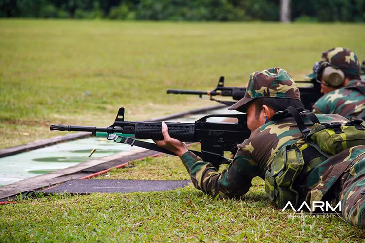 Pindad SS2-V1 một trong những biến thể đầu tiên của dòng súng trường tấn công Pindad SS2 do công ty PT Pindad của Indonesia thiết kế và chế tạo dành cho các lực lượng vũ trang của Indonesia cũng như một số thị trường xuất khẩu và Lào là một trong những khách hàng hiếm hoi của mẫu súng này. Nguồn ảnh: AARM.