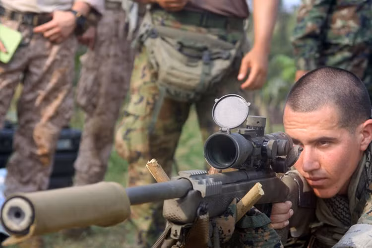 Một lính bắn tỉa Mỹ ngắm bắn bằng khẩu súng trường bắn tỉa M40A5.