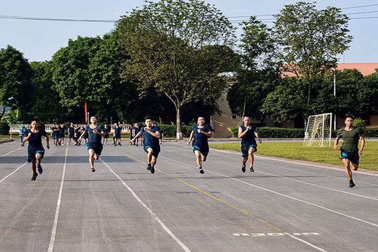 Rèn luyện thể lực.