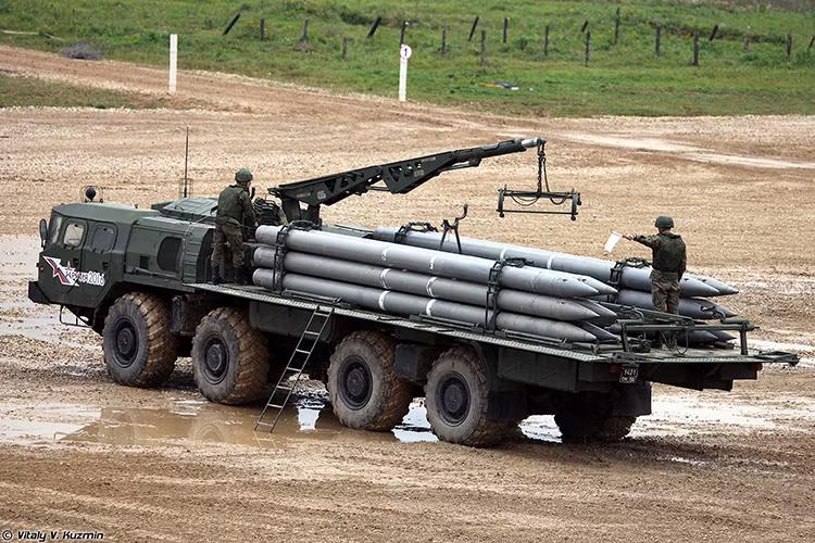 Trong ảnh là một xe tái nạp đạn kiểu cũ trên các tổ hợp BM-30 Smerch với đạn rocket 300mm, kiểu nạp đạn từng quả này của BM-30 khá mất thời gian ảnh hưởng đến khả năng tác chiến của toàn tổ đội. Trong khi đó, trên Tornado-S lại sử dụng ống đạn modul nên tốc độ tái nạp nhanh hơn hẳn. Nguồn ảnh: Vitaly Kuzmin.