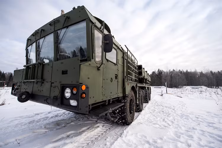 Dựa trên công bố của Quân đội Nga, tính từ thời gian triển khai cho tới phóng loạt đạn đầu tiên, Tornado-S chỉ mất tầm 3 phút thời gian tái nạp chỉ trong 8 phút thấp hơn rất nhiều so với BM-30, bên cạnh đó việc sử dụng hai tổ hợp phóng độc lập 2x6 hoặc 2x4 giúp Tornado-S có thể tấn công đồng thời nhiều mục tiêu một lúc. Nguồn ảnh: Bộ Quốc phòng Nga.