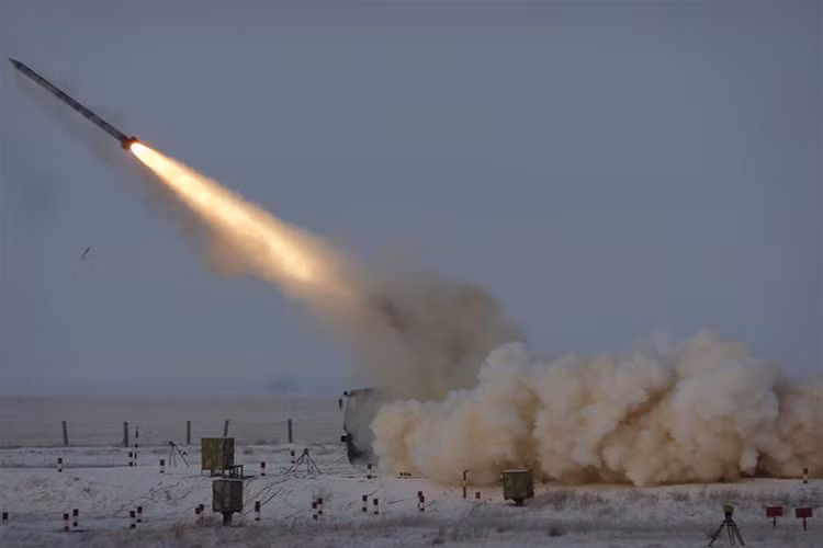 Trọng lượng chiến đấu tiêu chuẩn của Tornado-S gần 25 tấn, nó có chiều dài cơ sở 11 mét và cao lên đến hơn 3 mét. Mỗi tổ hợp chiến đấu của Tornado-S gồm có xem phóng di động chuyên dụng MZKT-79306 với khả năng cơ động nhanh, tốc độ tối đa 90km/h, dự trữ hành trình 1.000 km, cùng vói đó là xe tiếp đạn, xe chỉ huy. Nguồn ảnh: russianarms.ru.