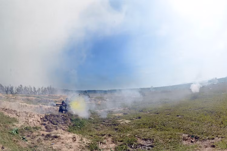 Xạ thủ B41 khai hỏa.