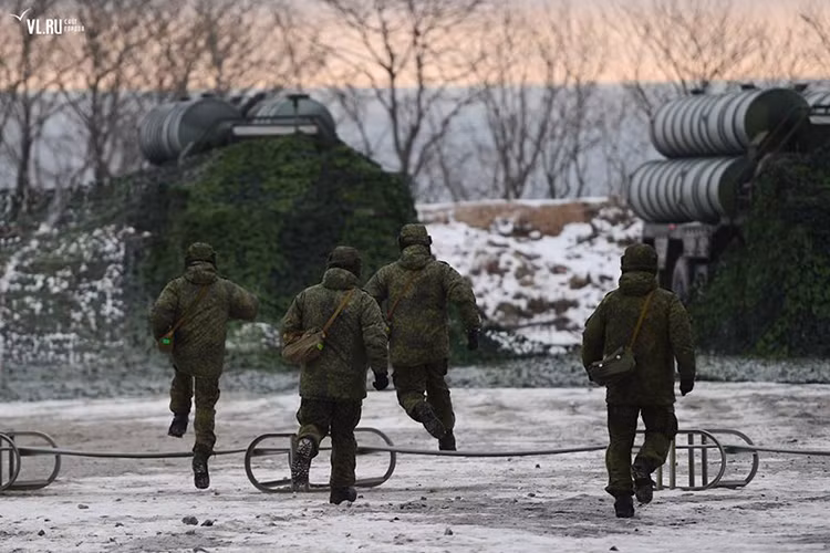 Các tổ hợp S-400 được thiết kế để tiêu diệt nhiều loại mục tiêu khác nhau từ tên lửa đạn đạo tới máy bay ném bom, máy bay chiến thuật và cả trực thăng, tên lửa hành trình, với tầm bắn hiệu quả có thể lên đến 400km và thấp nhất là 40km tùy vào từng loại mục tiêu. Nguồn ảnh: vl.ru.