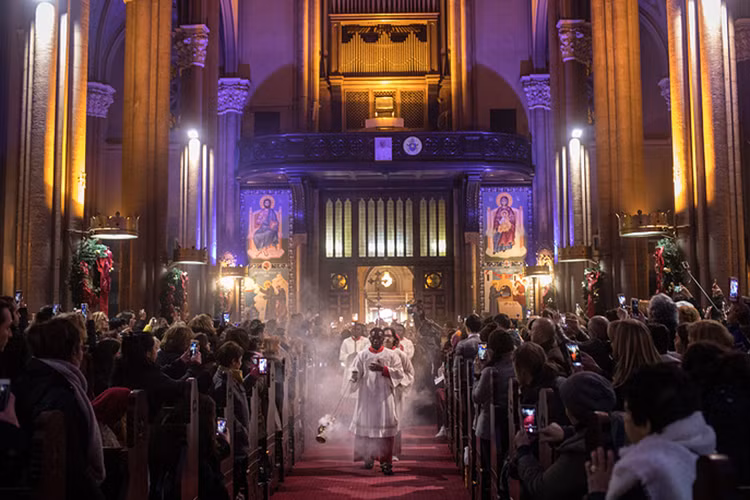 Lễ đường Giáng sinh bên trong nhà thờ Saint Anthony ở Padua ở Istanbul, Thổ Nhĩ Kỳ. Nguồn ảnh: TASS.