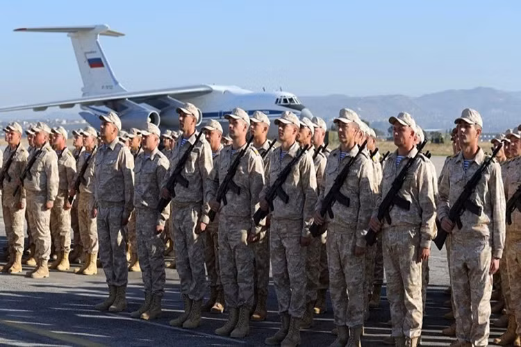 Sự kiện quân sự đầu tiên trong top 10 do RIA Novosti bình chọn chính là viêc Nga hoàn thành các chiến dịch quân sự ở Syria sau hơn 2 năm tham chiến tại quốc gia này, theo đề nghị của Tổng thống Syria Bashar al-Assad được bắt đầu vào ngày 30/9/2015. Cho đến ngày 11/12/2017, khi Tổng thống Nga Vladimir Putin tới thăm căn cứ không quân Hmeymim tại Syria và ra lệnh cho các lực lượng vũ trang Nga rút quân khỏi Syria. Nguồn ảnh: ru-an.info.