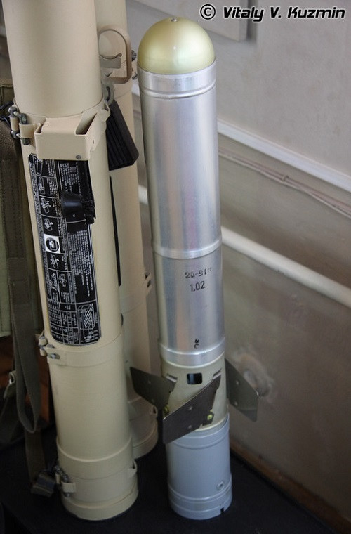 Loại đạn cơ bản của RPO-A Shmel là đạn nổ thể tích. Đầu đạn là loại nổ lõm cho phép vượt qua một số chướng ngại vật. Sau khi nổ, phần cơ bản của quả đạn sẽ tạo ra đám mây bụi và nó sẽ bắt ngay ngọn lửa nổ. Như vậy, hiệu quả vượt xa chất nổ thông thường. Trong ảnh là một quả đạn nhiệt áp RPO-A của RPO-A Shmel. Nguồn ảnh: Vitaly Kuzmin.