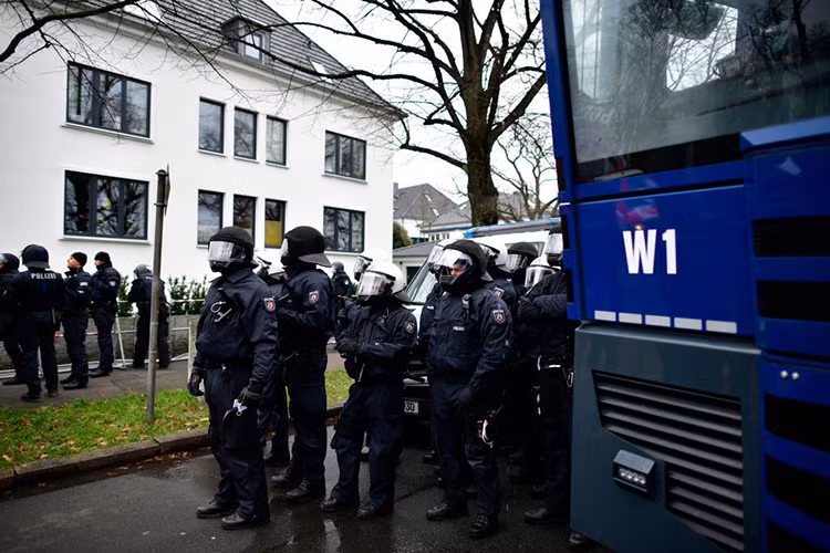 Cảnh sát được điều động rầm rộ để đối phó với người biểu tình trước đại hội của đảng cực hữu Sự lựa chọn khác cho nước Đức (AfD) tổ chức tại thành phố Hanover hôm 2/12.