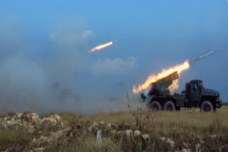 Các đơn vị pháo binh đồng loạt khai hỏa hỗ trợ hỏa lực cho bộ binh tiến công địch. Ảnh: Pháo phản lực phóng loạt BM-21 của ta khai hỏa.