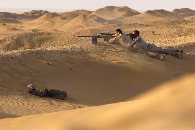 Lính bắn tỉa Mỹ quan sát mục tiêu trong môi trường sa mạc.