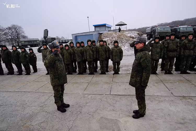 Trên thực tế, kế hoạch triển khai tên lửa S-400 hay mở rộng các đơn vị S-300 của Nga tại Viễn Đông là chuyện về lâu, về dài. Tuy nhiên, với căng thẳng trên bán đảo Triều Tiên hiện tại Nga quyết định thực hiện sớm dự định trên ngay trong tháng 12 này. Nguồn ảnh: vl.ru.