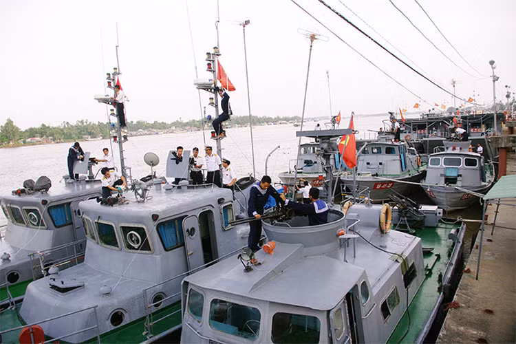 Tàu tuần tra ST-175 có chiều dài 17m, rộng 4,5m, chế tạo bằng hợp kim nhôm, trang bị 2 máy đẩy 490 mã lực cho tốc độ tối đa 22 hải lý/giờ và có thủy thủ đoàn 8 người. ST-175 được xem là sự thay thế hoàn hảo cho các tàu PCF đã quá cũ và thiết bị không còn đồng bộ đang được biên chế trong Lữ đoàn giang thuyền 962. Nguồn ảnh: Quân khu 9.