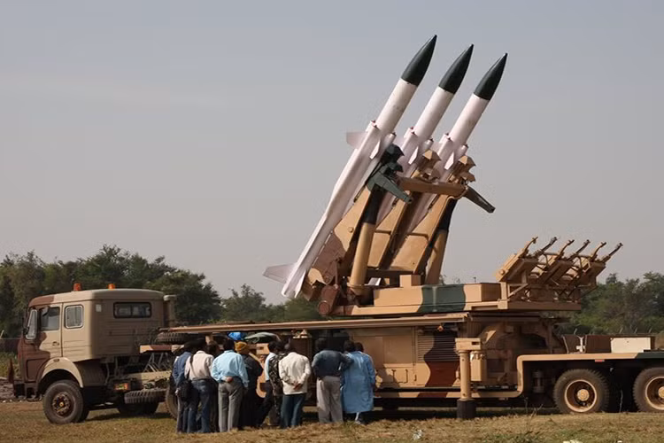 Đạn tên lửa phòng không Akash có chiều dài 5,8 m; đường kính 0,72 m; trọng lượng 580 kg với đầu đạn nặng 50 kg; tầm bắn tối đa 30 km; trần bay 18 km. Hệ thống được tích hợp sẵn radar cảnh báo sớm và radar điều khiển hỏa lực do Ấn Độ chế tạo trong nước. Nguồn ảnh: Airforce Technology.