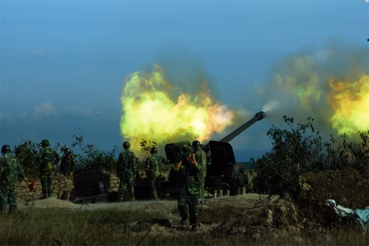 Lựu pháo 130mm Type 59 khai hỏa.