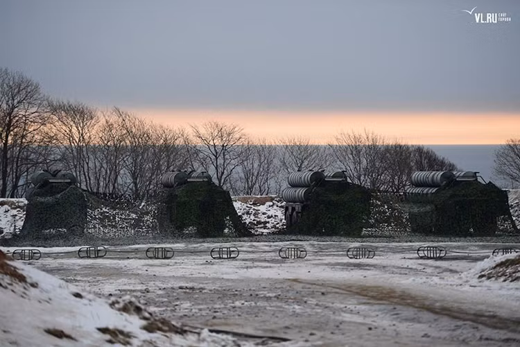 Đối với Điện Kremlin, một hệ thống phòng không đủ mạnh ở Viễn Đông sẽ biện pháp phòng ngừa hiệu quả cho bất kỳ cuộc chiến nào bùng phát trên bán đảo Triều Tiên. Dĩ nhiên, nguy cơ các vùng lãnh thổ của Nga chịu ảnh hưởng từ cuộc chiến này là điều không thể tránh khỏi và họ chỉ có thể làm giảm thiểu thiệt hại ở mức thấp nhất. Nguồn ảnh: vl.ru.