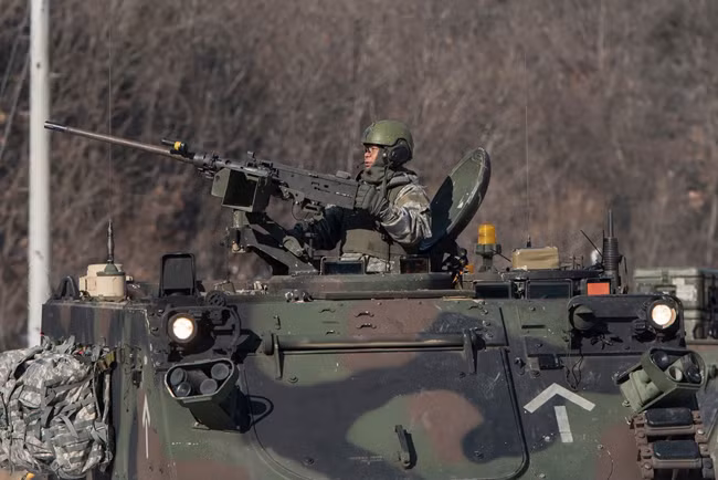 Kênh RT (Nga) dẫn thông báo của quân đội Mỹ khẳng định “sự kiện huấn luyện” này tập trung vào “khả năng tương tác” giữa các đơn vị quân sự Mỹ và Hàn Quốc.