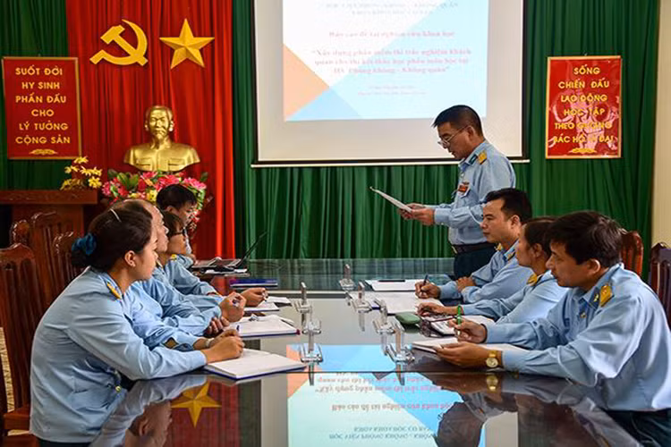 Phát huy truyền thống đơn vị Anh hùng lực lượng vũ trang nhân dân, mỗi cán bộ, giảng viên, học viên, QNCN, CNVQP, HSQ-BS Học viện PK-KQ hôm nay luôn ra sức thi đua, phấn đấu xây dựng Học viện "Cách mạng, chính quy, chuẩn hóa, hiện đại", đạt 5 tiêu chuẩn trường chính quy, trở thành trường trọng điểm của Quân đội. Trên đây là một số hình ảnh hoạt động của Học viện PK-KQ. Ảnh: Cán bộ Học viện PK-KQ báo cáo đề tài nghiên cứu khoa học tại khoa Khoa học cơ bản.