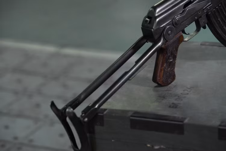 Các mô hình AK-47 đầu tiên so với hiện nay rõ ràng có sự khác biệt về mặt thẩm mỹ, khi chúng sử dụng báng súng gấp bằng kim loại và sau này mới được thay bằng báng gỗ. Nguồn ảnh: Kalashnikov.