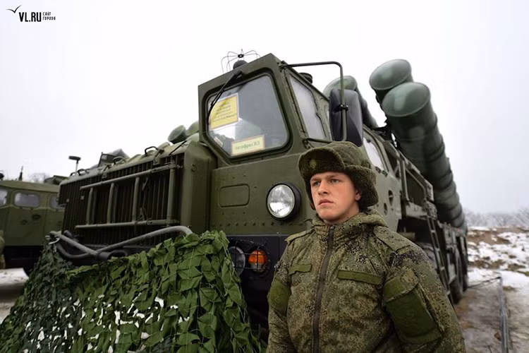 Theo các thông tin được tiết lộ, S-400 được coi là hệ thống tên lửa phòng không hiện đại nhất hành tinh. Nó có khả năng phát hiện mục tiêu cách tới 600km, có thể đánh chặn đồng thời 80 mục tiêu với số tên lửa cùng lúc triển khai 160 quả trong khi thời gian triển khai tác chiến chỉ mất 3 phút, trần bắn mục tiêu từ 5m tới 30km. Nguồn ảnh: vl.ru.