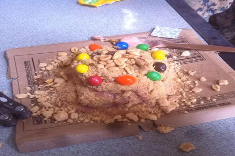 Tuy nhiên nếu quá xui xẻo phải chiến đấu tiền tiêu thì binh sĩ Mỹ cũng có thể tự tạo cho mình một cái bánh Giáng sinh như trong hình bằng các loại đồ ăn đóng gói có sẵn mà họ được cấp phát. Nguồn ảnh: Military.